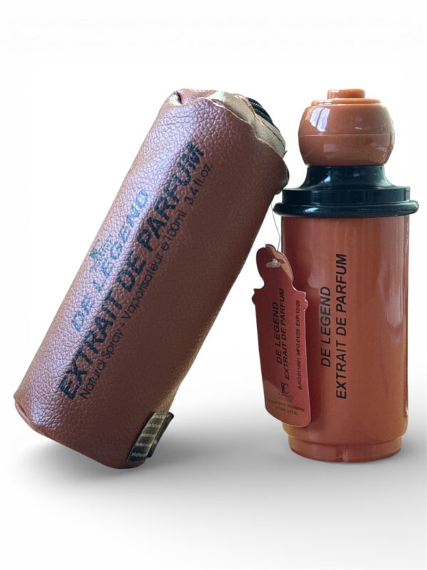 PARFUM AVEC SA TROUSSE MARRON